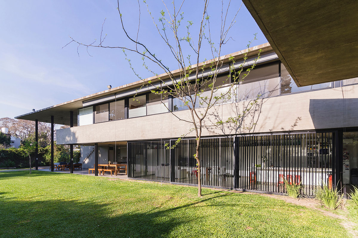 Estudio Pablo Gagliardo's Casa CA shows how to take advantages of a longitudinal land in Argentina