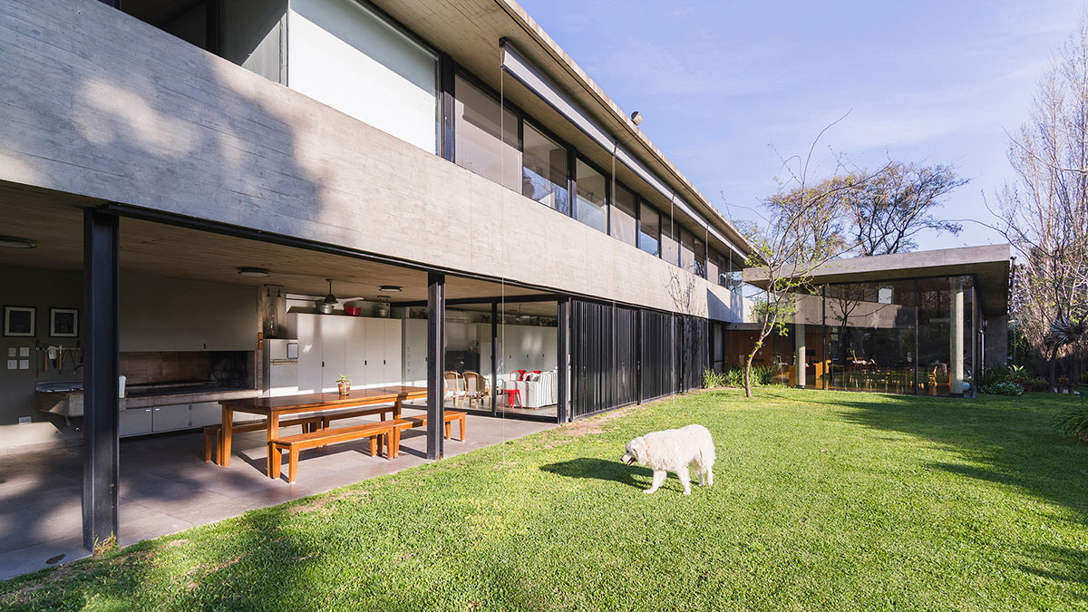 Estudio Pablo Gagliardo's Casa CA shows how to take advantages of a longitudinal land in Argentina