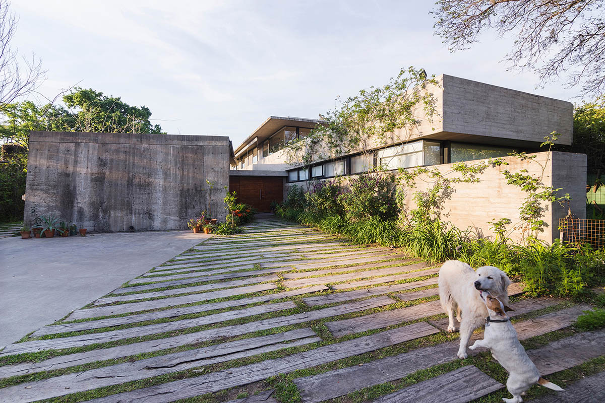 Estudio Pablo Gagliardo's Casa CA shows how to take advantages of a longitudinal land in Argentina