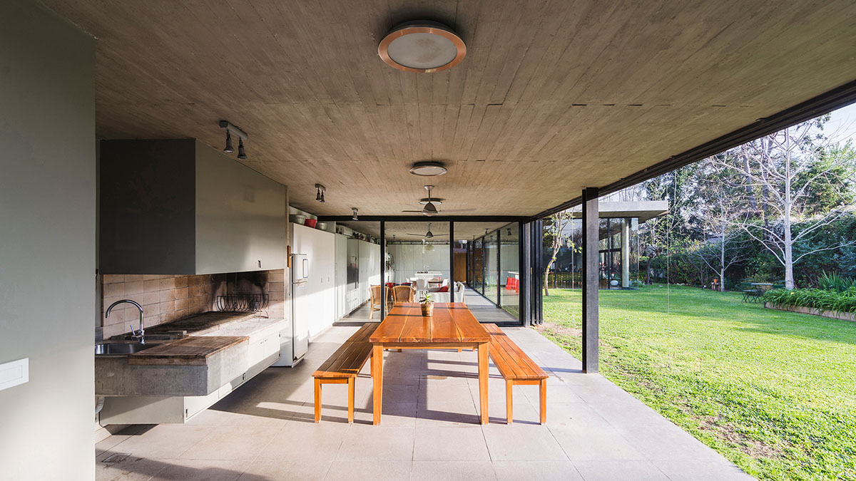 Estudio Pablo Gagliardo's Casa CA shows how to take advantages of a longitudinal land in Argentina