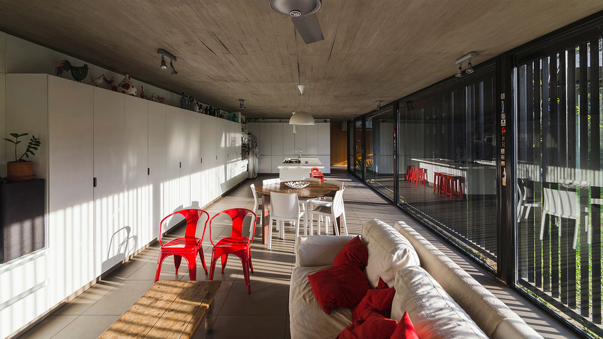 Estudio Pablo Gagliardo's Casa CA shows how to take advantages of a longitudinal land in Argentina