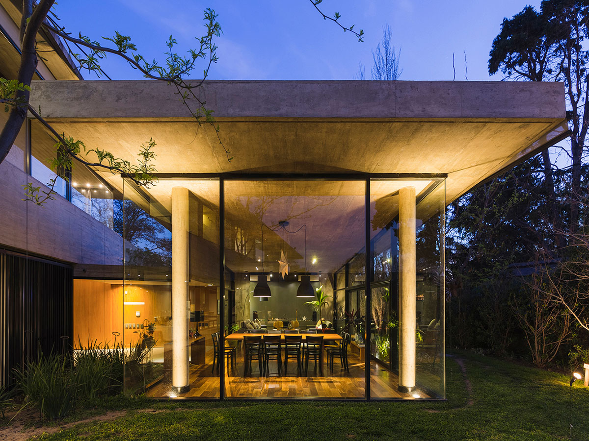 Estudio Pablo Gagliardo's Casa CA shows how to take advantages of a longitudinal land in Argentina