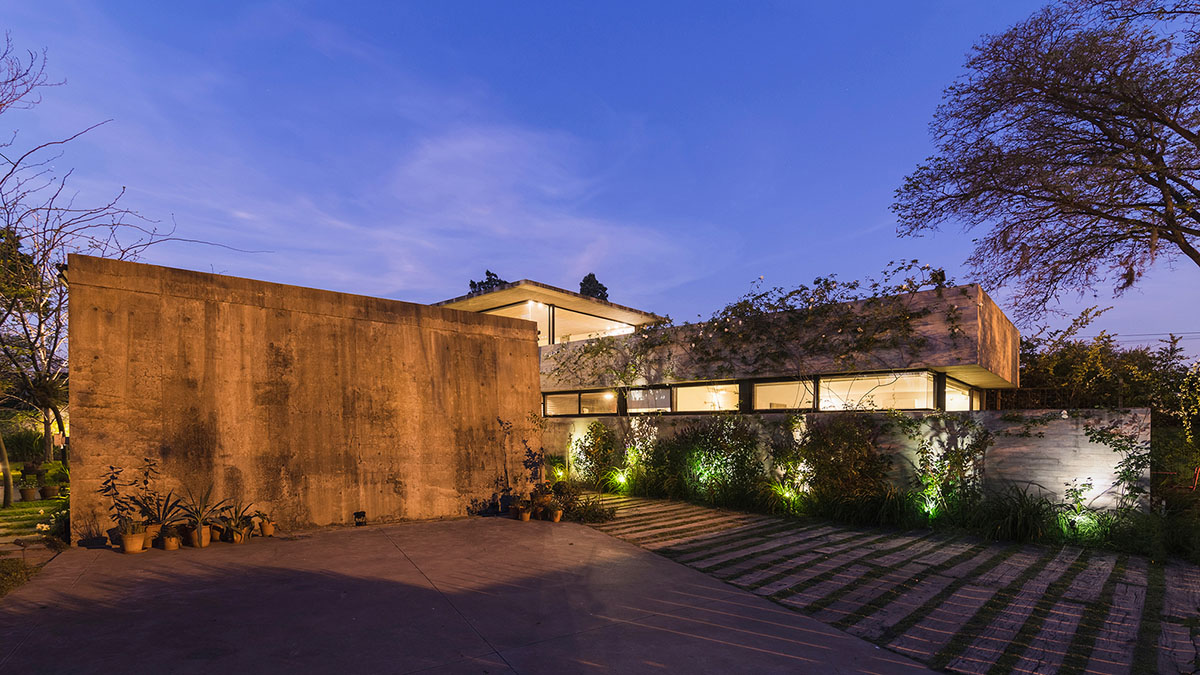 Estudio Pablo Gagliardo's Casa CA shows how to take advantages of a longitudinal land in Argentina