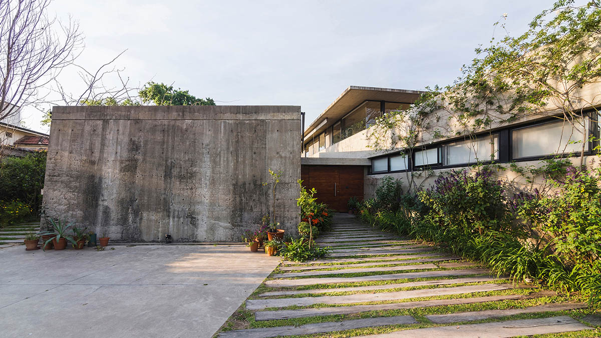 Estudio Pablo Gagliardo's Casa CA shows how to take advantages of a longitudinal land in Argentina