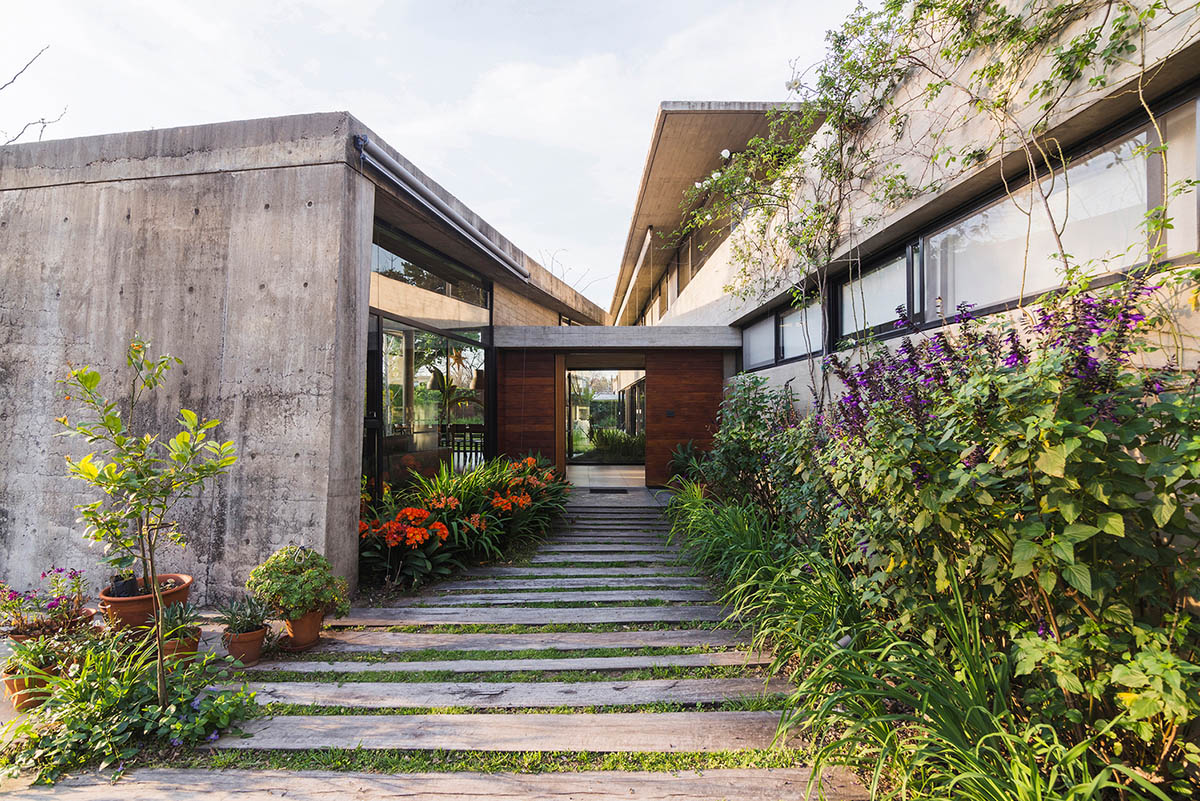 Estudio Pablo Gagliardo's Casa CA shows how to take advantages of a longitudinal land in Argentina