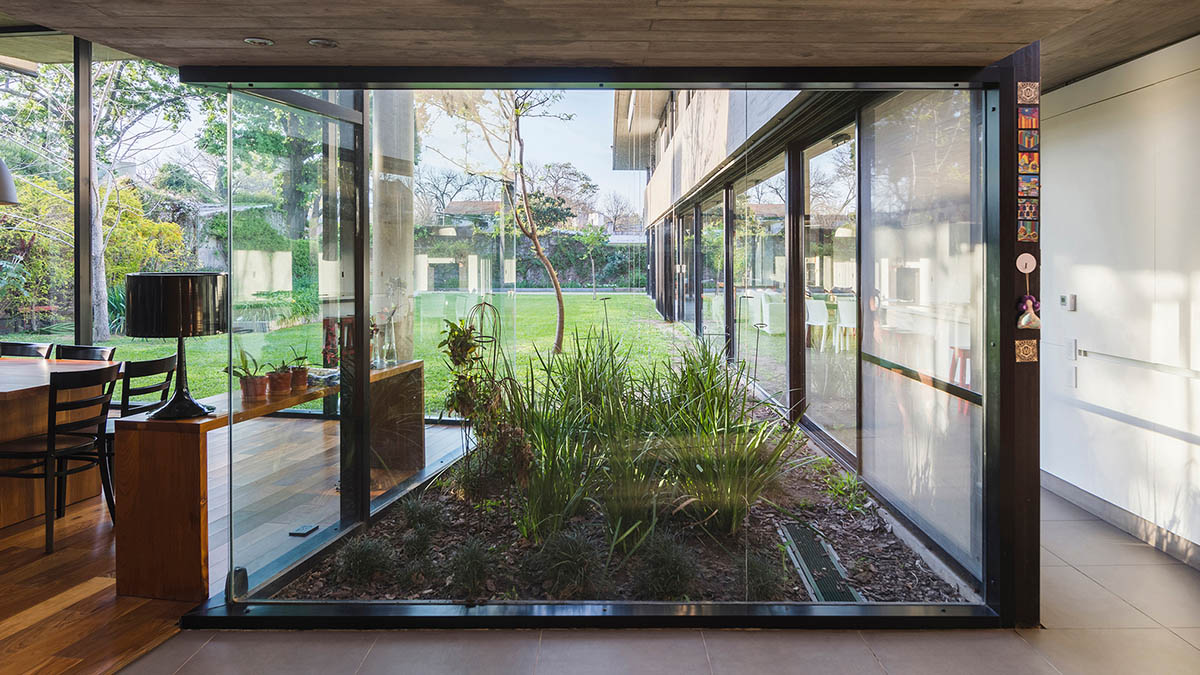 Estudio Pablo Gagliardo's Casa CA shows how to take advantages of a longitudinal land in Argentina