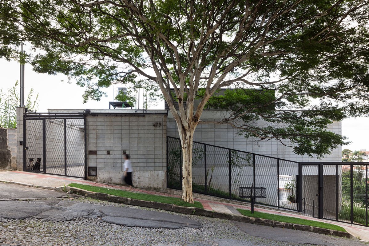 Large wooden shutters allow fully daylight in this house by Marcos Franchini & Nattalia Bom Conselho