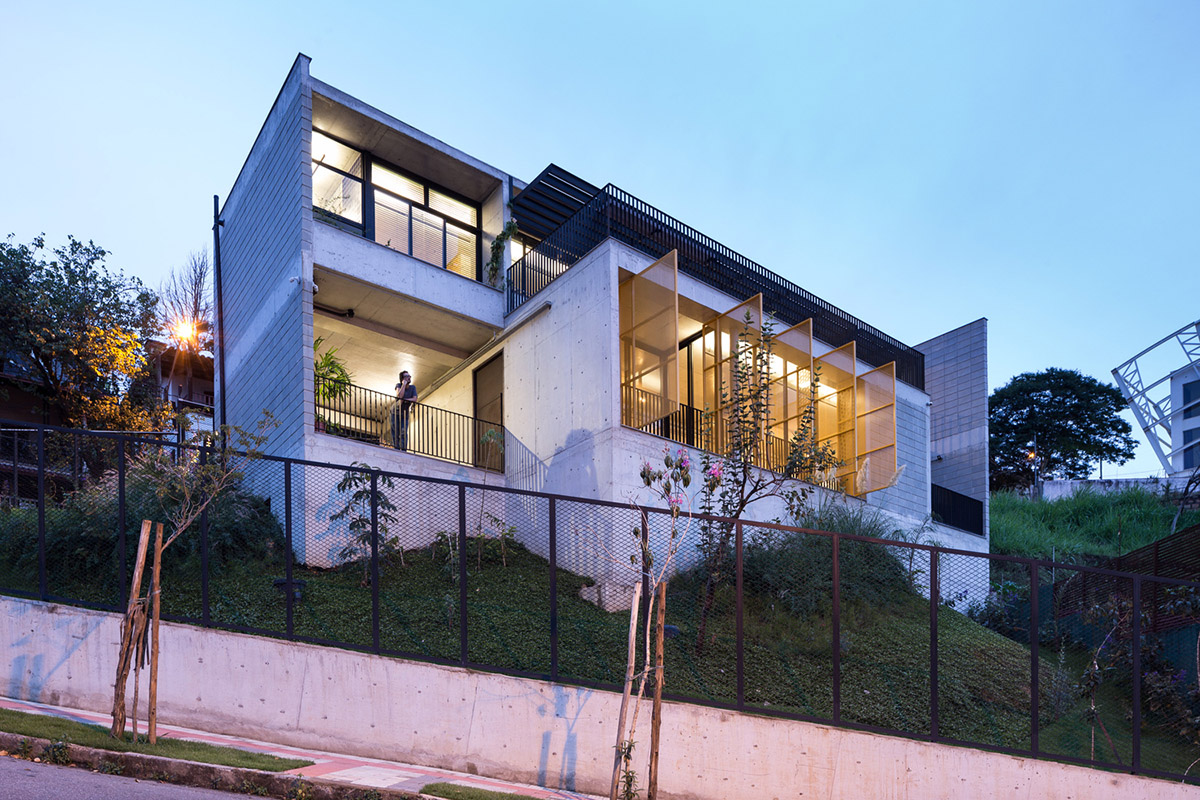 Large wooden shutters allow fully daylight in this house by Marcos Franchini & Nattalia Bom Conselho