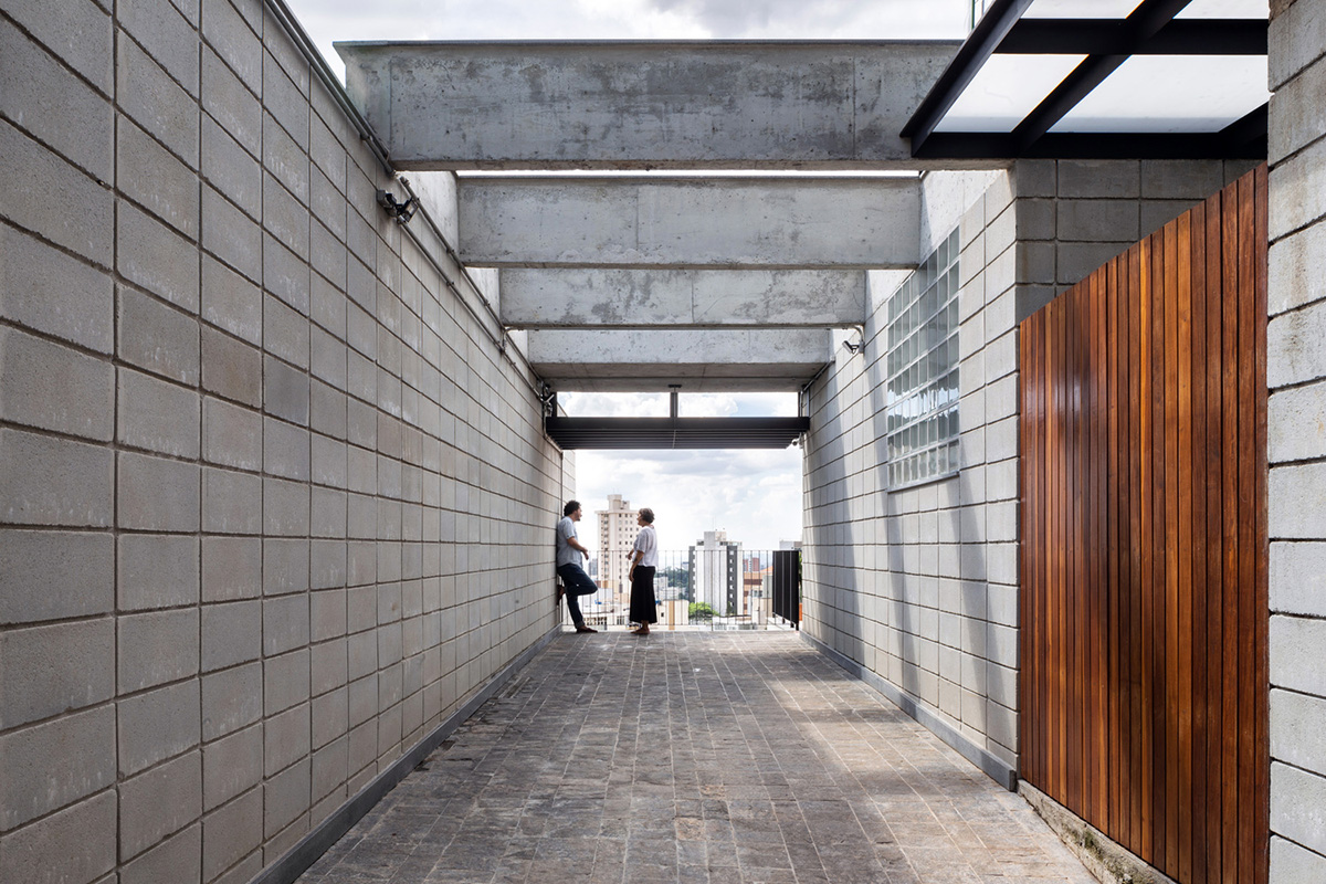 Large wooden shutters allow fully daylight in this house by Marcos Franchini & Nattalia Bom Conselho
