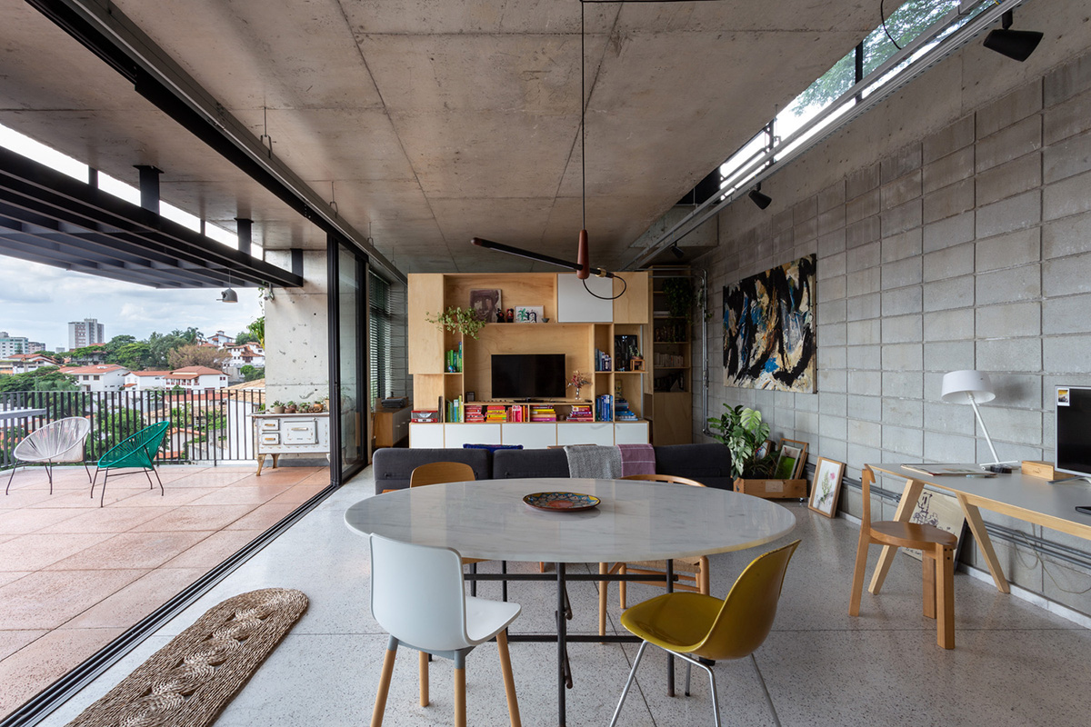 Large wooden shutters allow fully daylight in this house by Marcos Franchini & Nattalia Bom Conselho