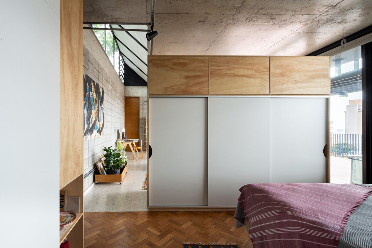 Large wooden shutters allow fully daylight in this house by Marcos Franchini & Nattalia Bom Conselho