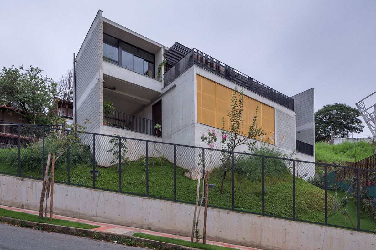 Large wooden shutters allow fully daylight in this house by Marcos Franchini & Nattalia Bom Conselho