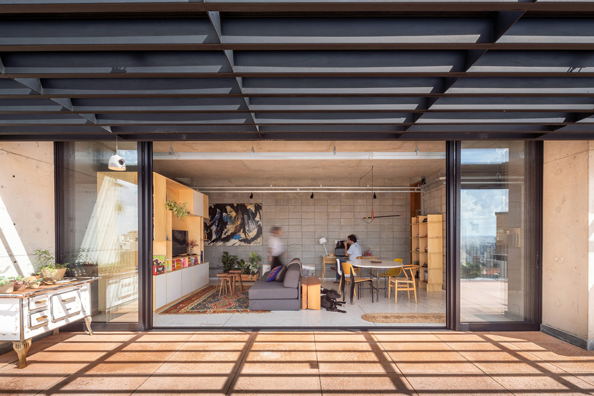 Large wooden shutters allow fully daylight in this house by Marcos Franchini & Nattalia Bom Conselho