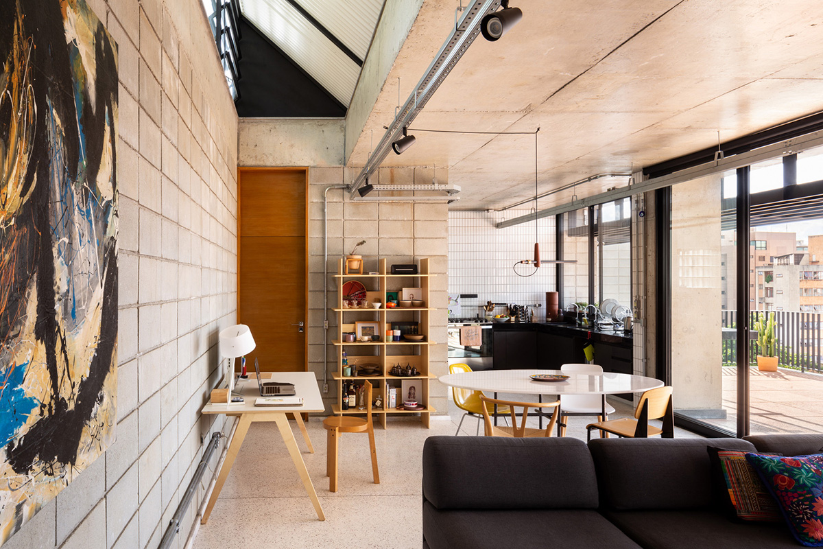Large wooden shutters allow fully daylight in this house by Marcos Franchini & Nattalia Bom Conselho
