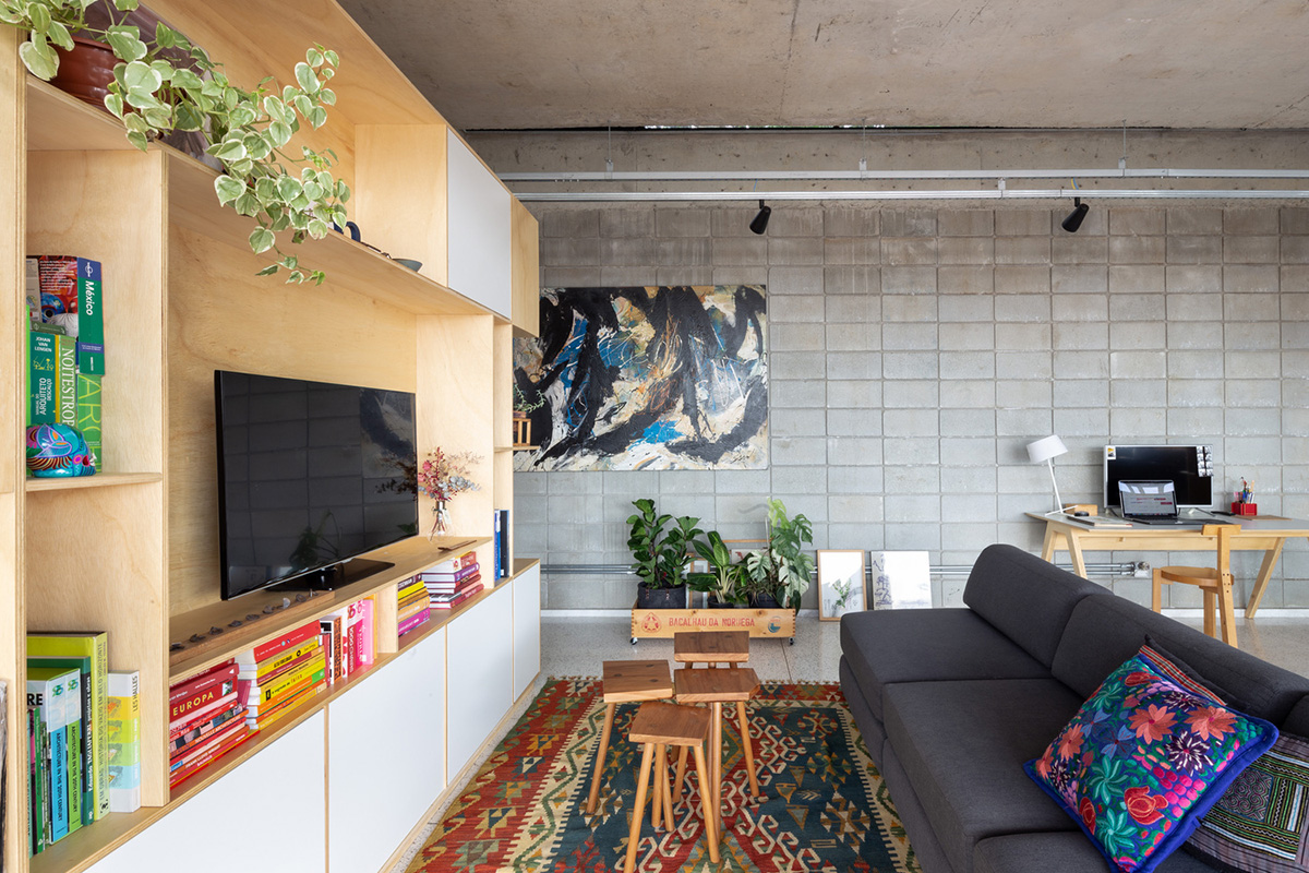 Large wooden shutters allow fully daylight in this house by Marcos Franchini & Nattalia Bom Conselho