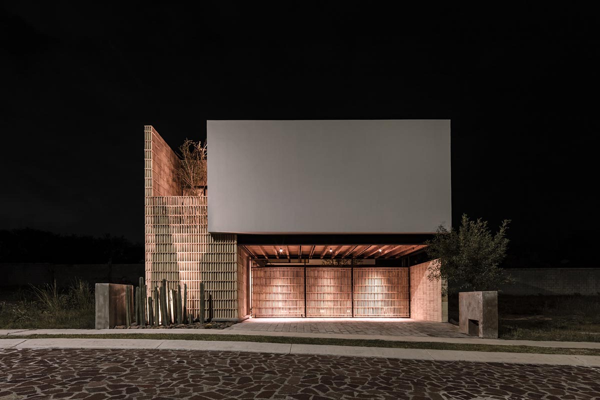 Pothe.arquitectura distributes living units around a central garden and patio in Mexico 