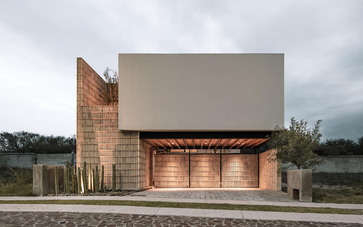 Pothe.arquitectura distributes living units around a central garden and patio in Mexico 