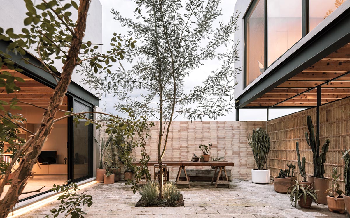 House with Four Courtyards / Andrés Stebelski Arquitecto