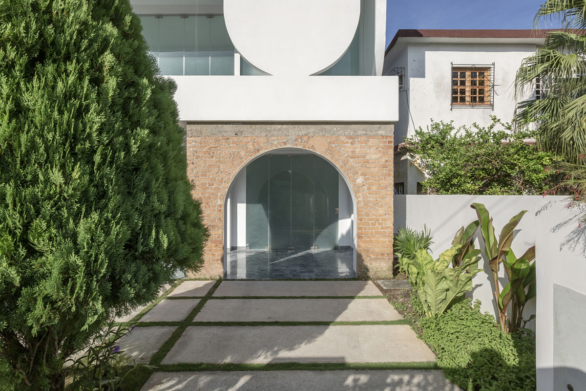 Albor Arquitectos reinterprets the use of arch in modern way in conversion of a former house in Cuba