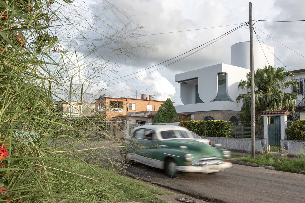 Albor Arquitectos reinterprets the use of arch in modern way in conversion of a former house in Cuba