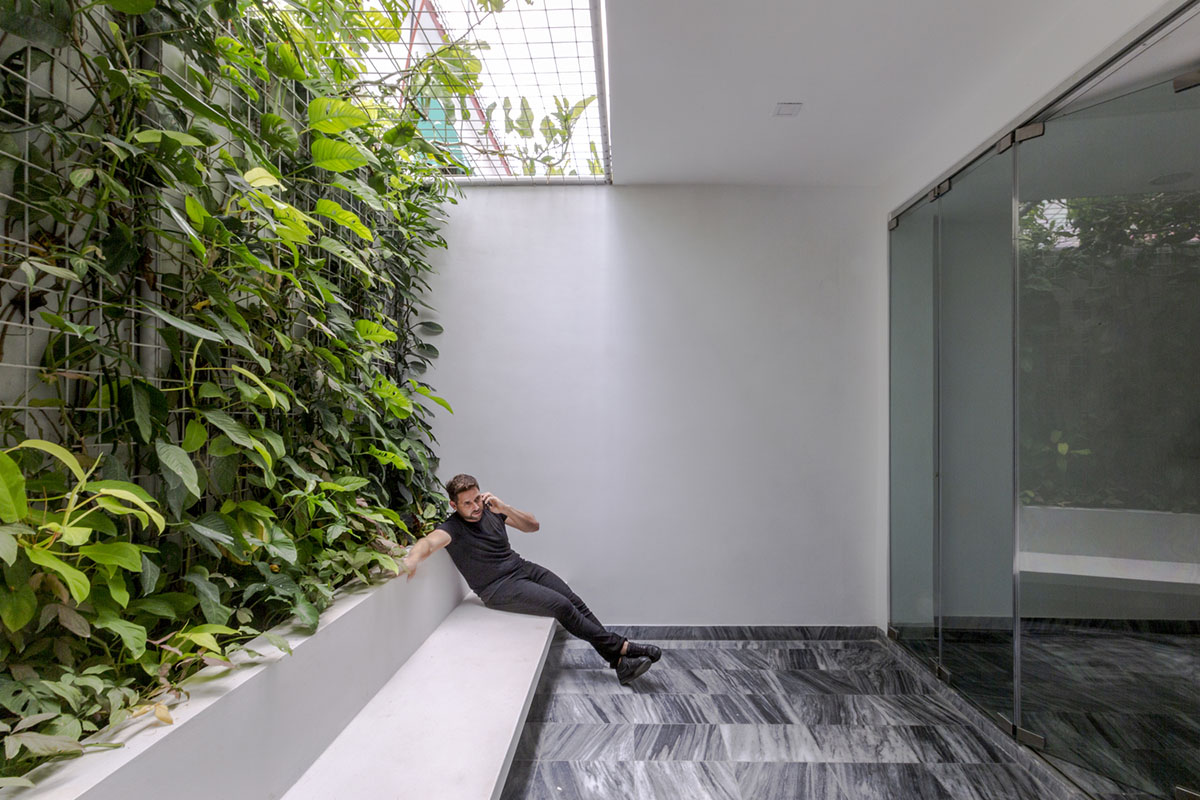 Albor Arquitectos reinterprets the use of arch in modern way in conversion of a former house in Cuba