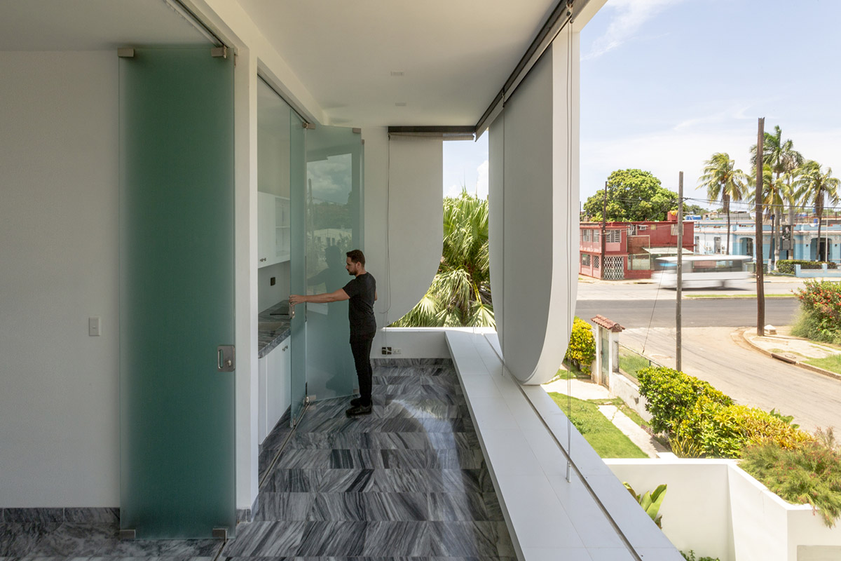 Albor Arquitectos reinterprets the use of arch in modern way in conversion of a former house in Cuba