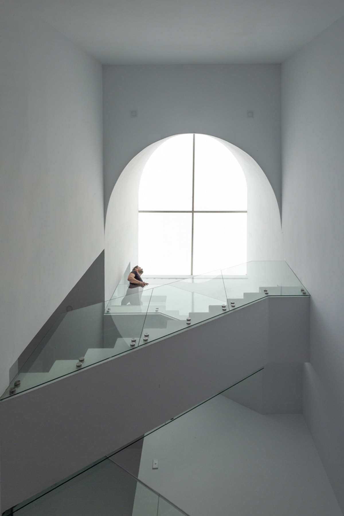 Albor Arquitectos reinterprets the use of arch in modern way in conversion of a former house in Cuba