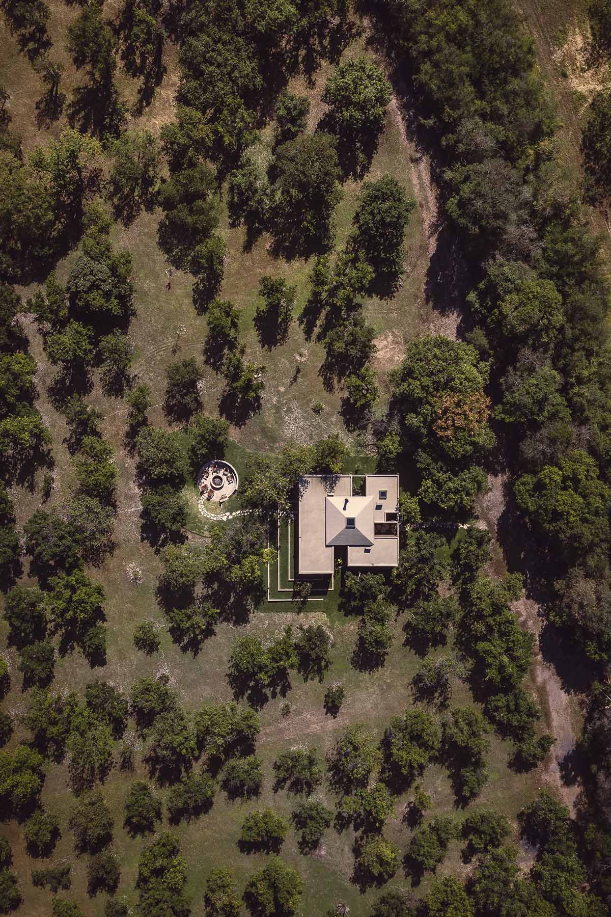 Rose-hued house by Práctica Arquitectura is topped with central roof to provide zenithal light 