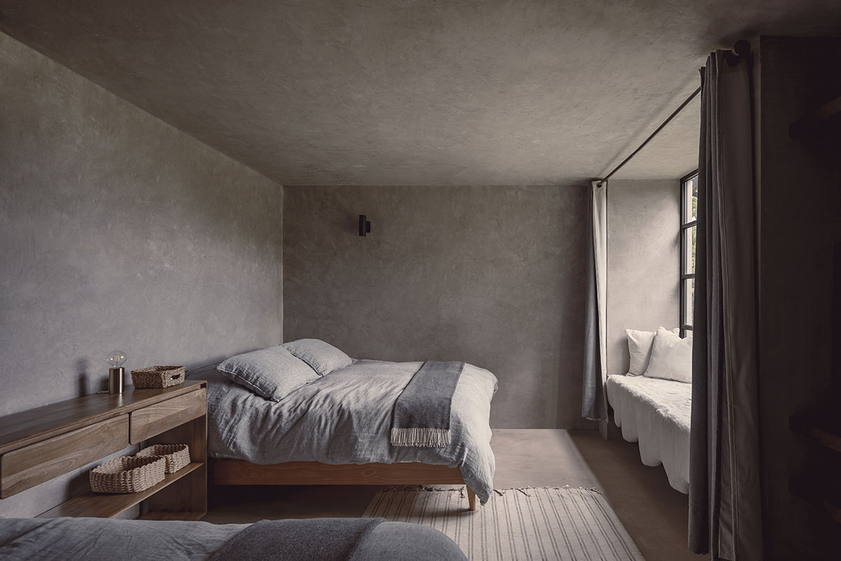 Rose-hued house by Práctica Arquitectura is topped with central roof to provide zenithal light 