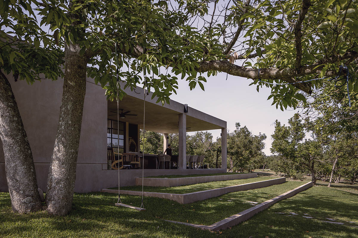 Rose-hued house by Práctica Arquitectura is topped with central roof to provide zenithal light 