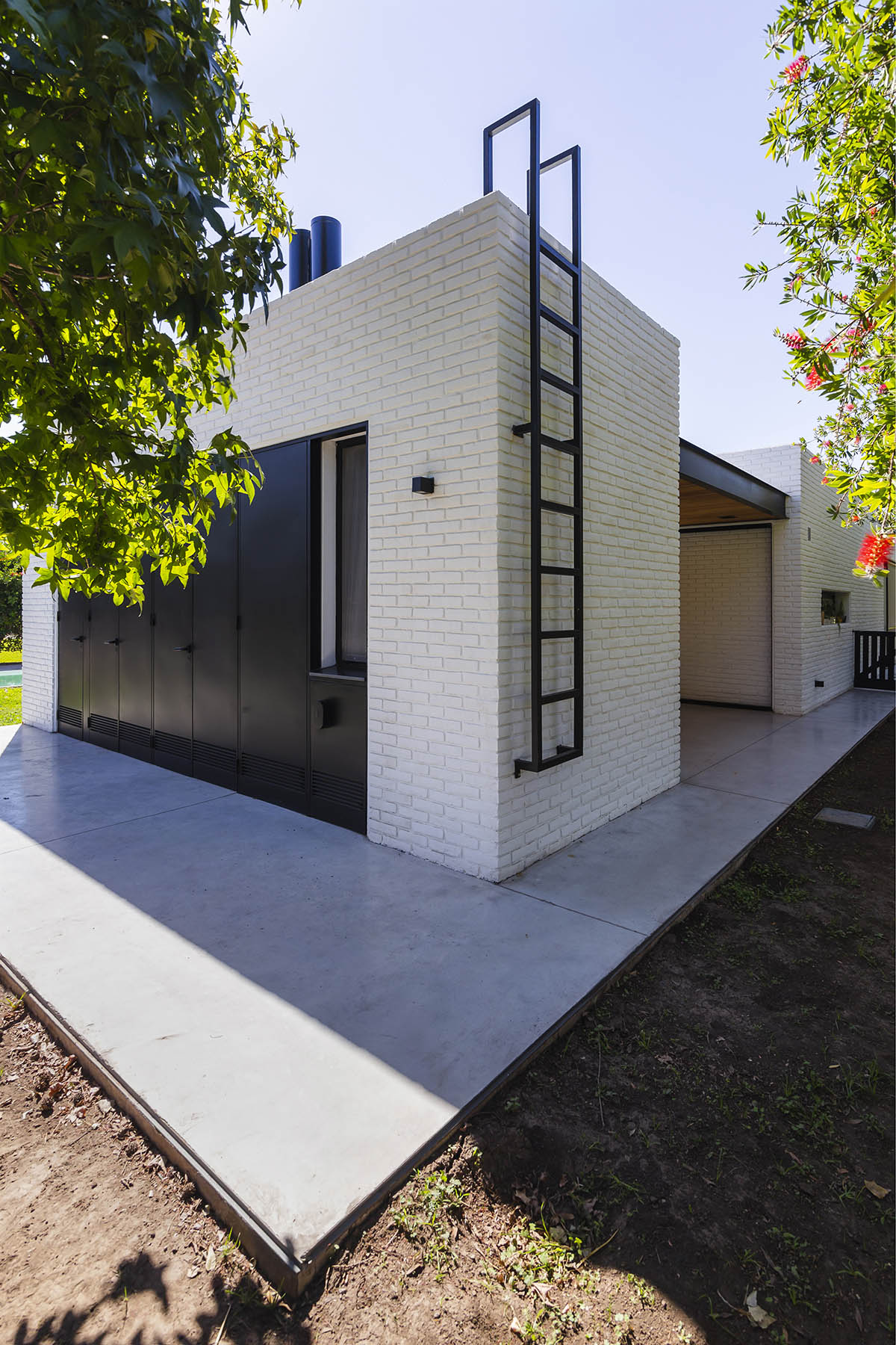 Nomade Architecture completes family house enveloped by white brick walls in Argentina