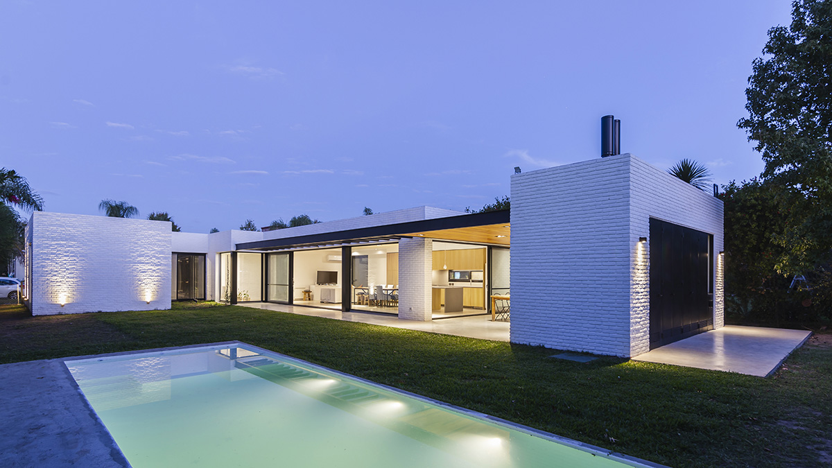 Nomade Architecture completes family house enveloped by white brick walls in Argentina