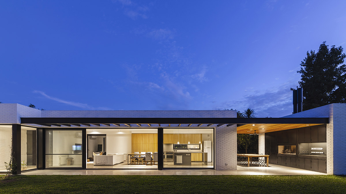 Nomade Architecture completes family house enveloped by white brick walls in Argentina