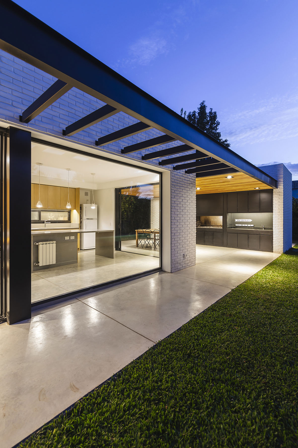 Nomade Architecture completes family house enveloped by white brick walls in Argentina