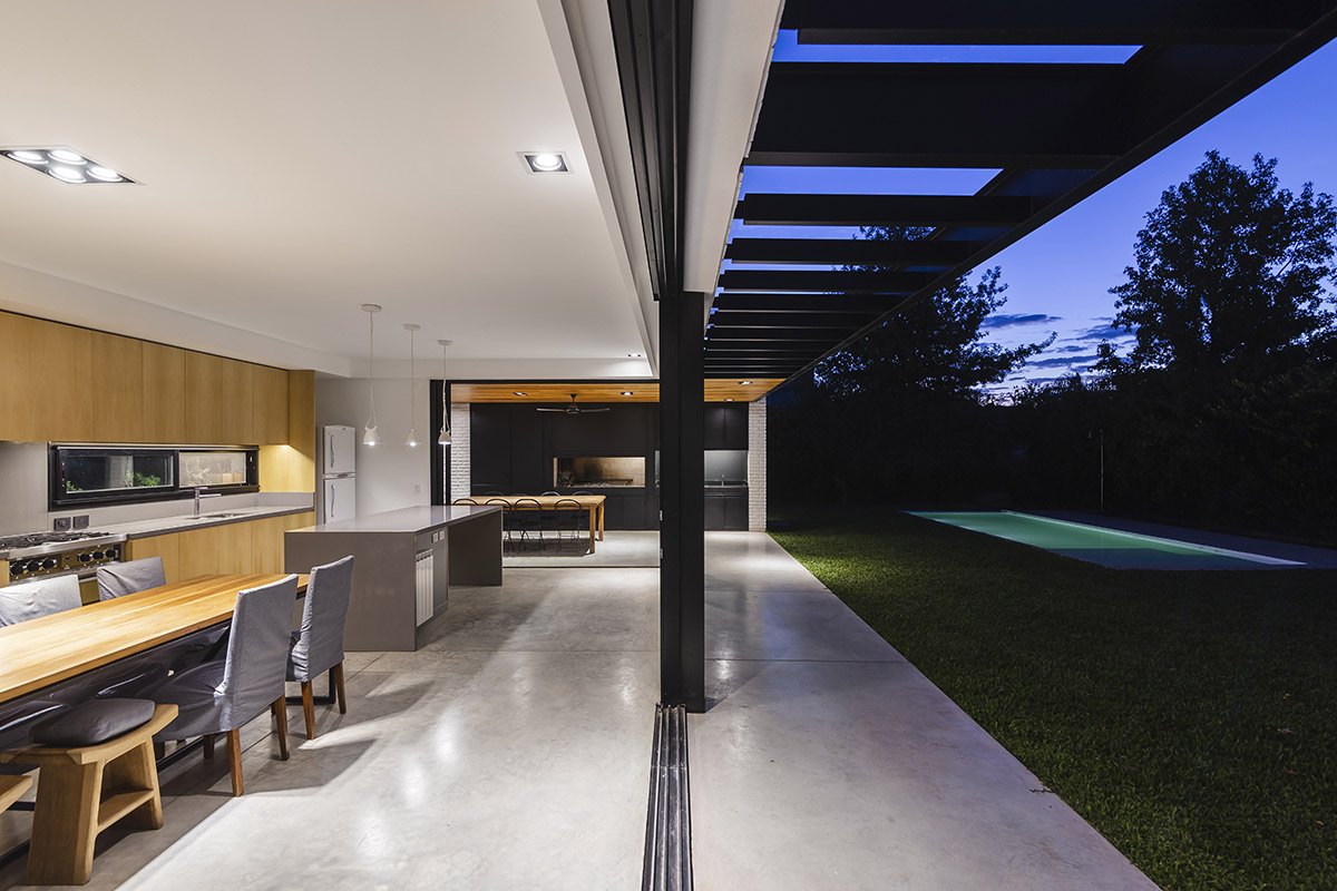 Nomade Architecture completes family house enveloped by white brick walls in Argentina