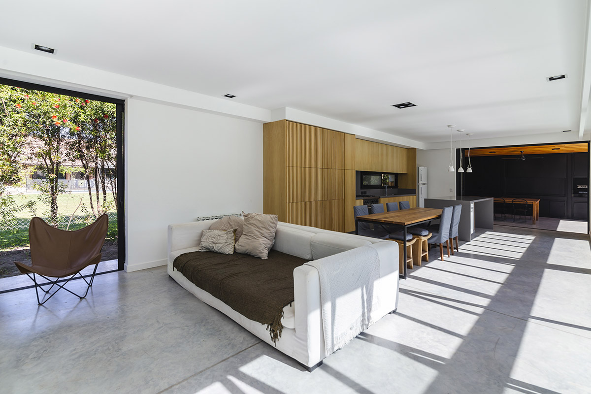 Nomade Architecture completes family house enveloped by white brick walls in Argentina