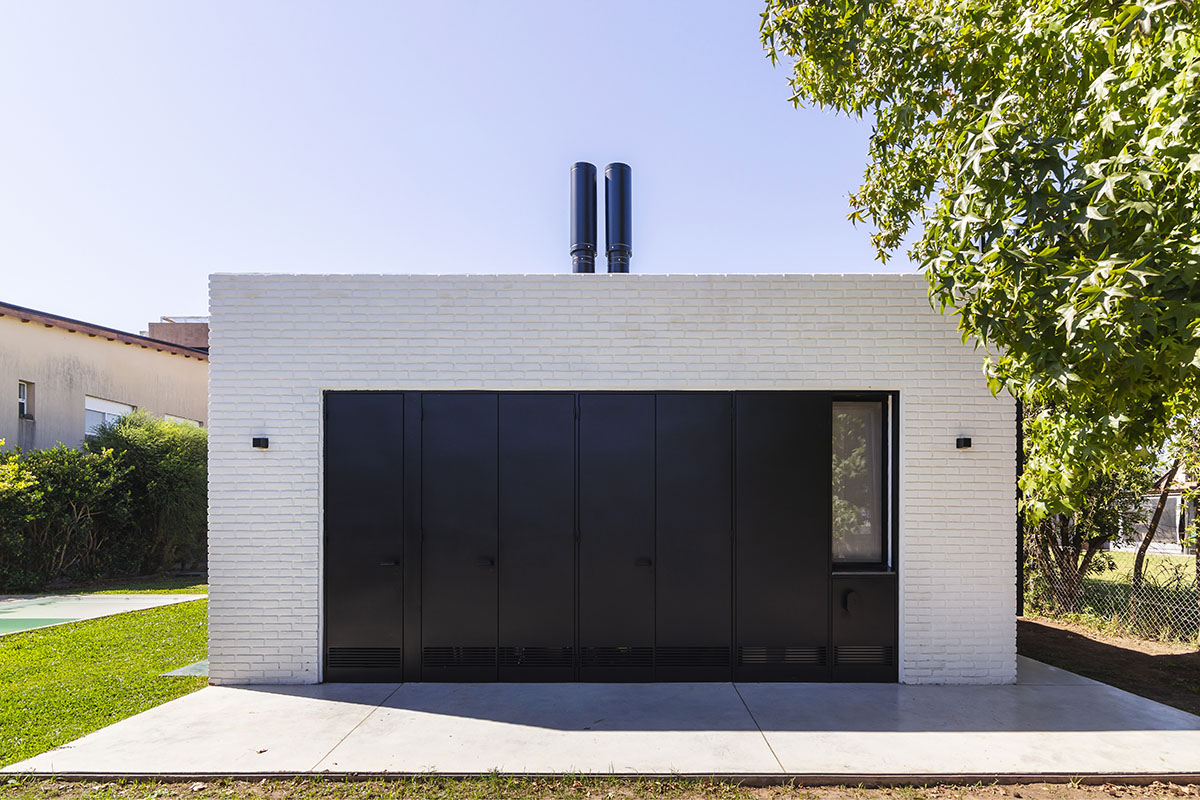 Nomade Architecture completes family house enveloped by white brick walls in Argentina
