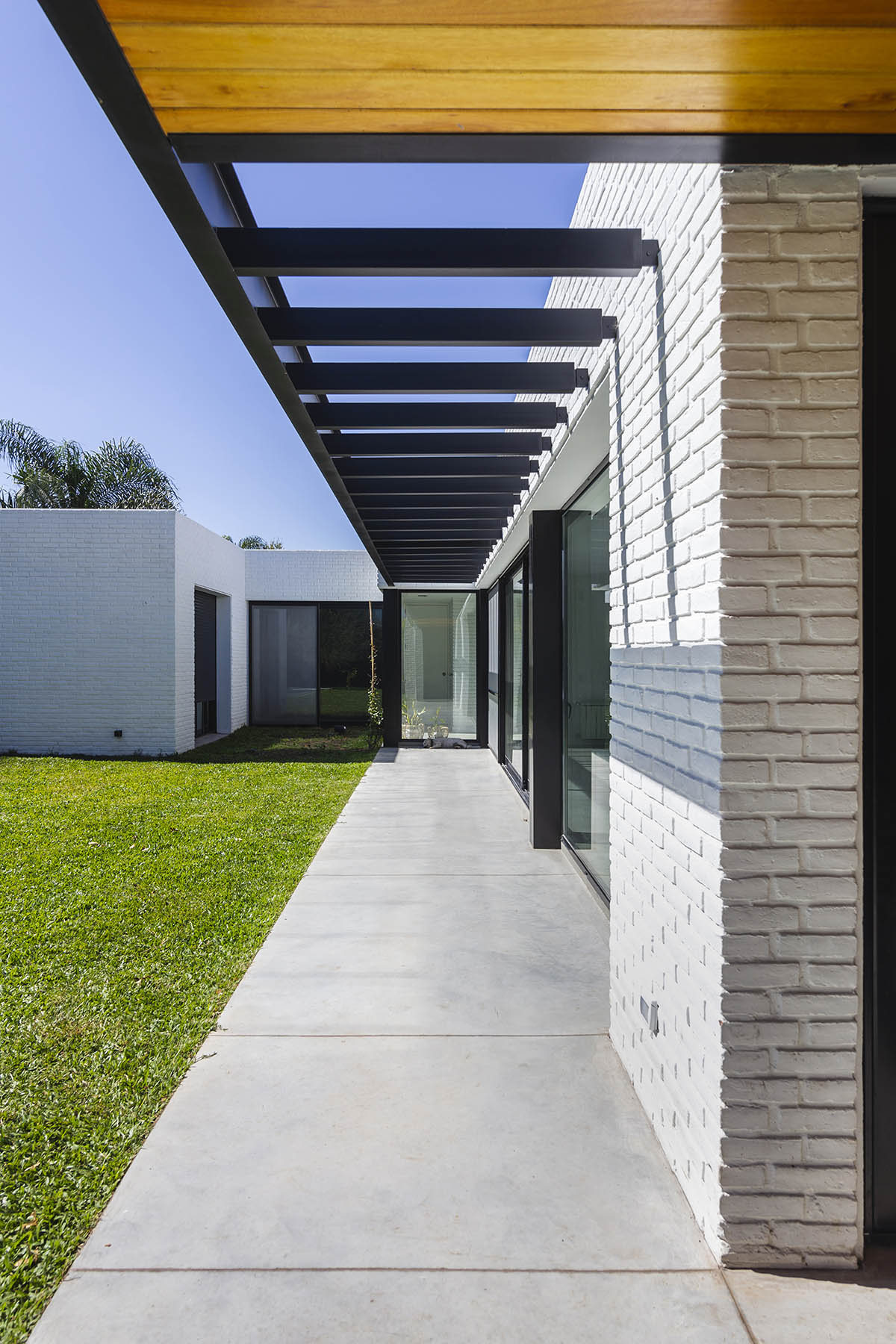 Nomade Architecture completes family house enveloped by white brick walls in Argentina