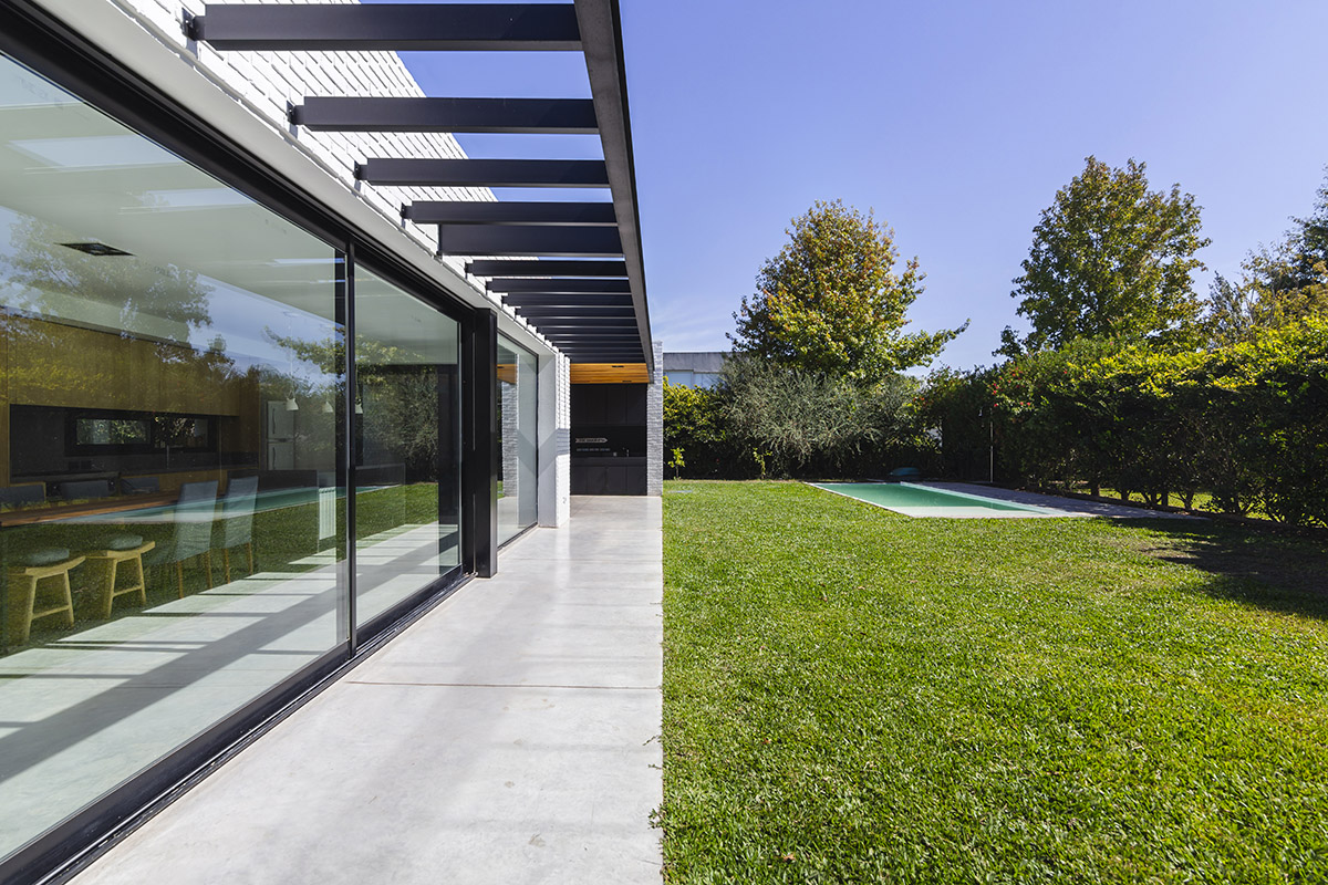 Nomade Architecture completes family house enveloped by white brick walls in Argentina