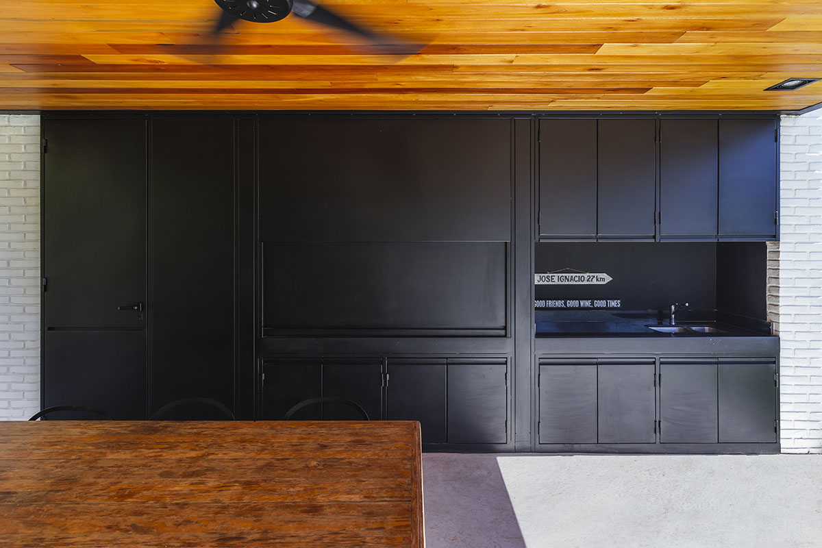 Nomade Architecture completes family house enveloped by white brick walls in Argentina