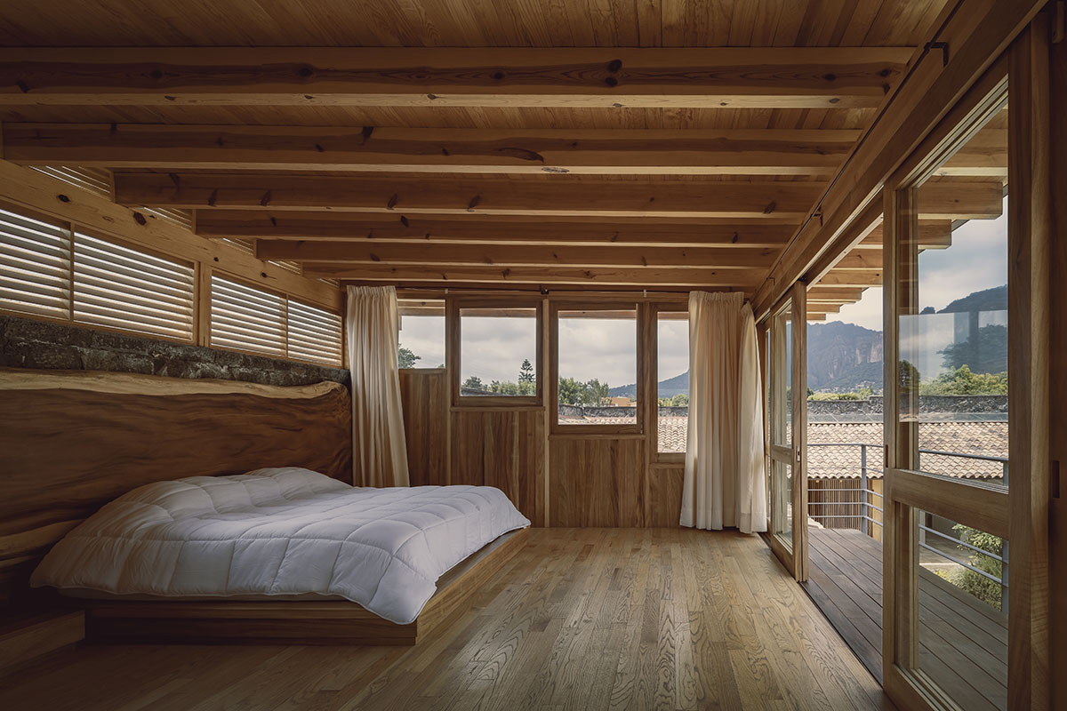 Práctica Arquitectura built La Hacienda weekend retreat with large courtyard in Mexico