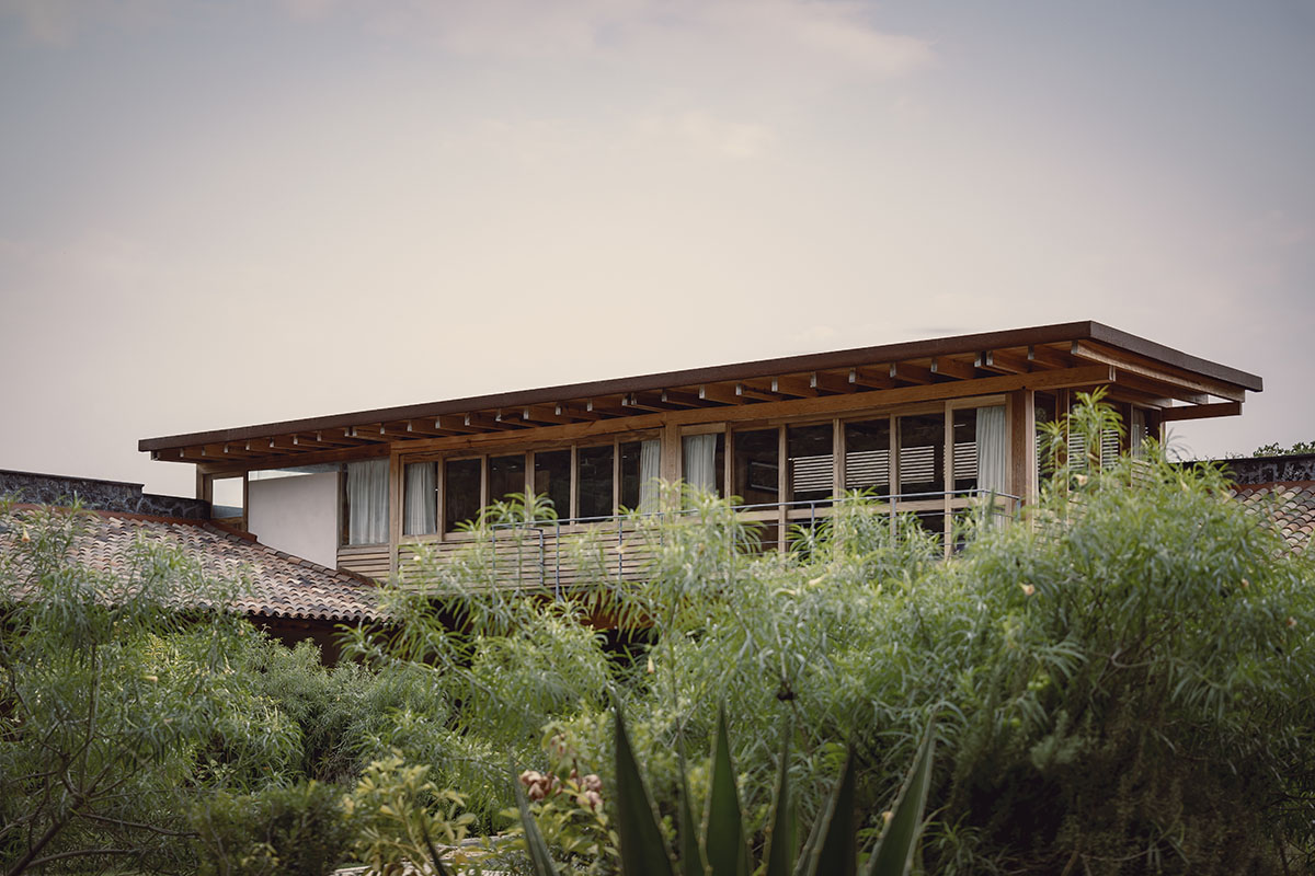 Práctica Arquitectura built La Hacienda weekend retreat with large courtyard in Mexico