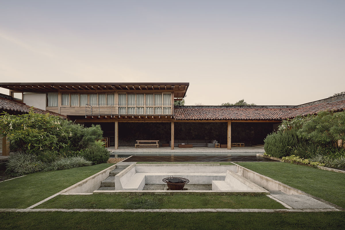 Práctica Arquitectura built La Hacienda weekend retreat with large courtyard in Mexico
