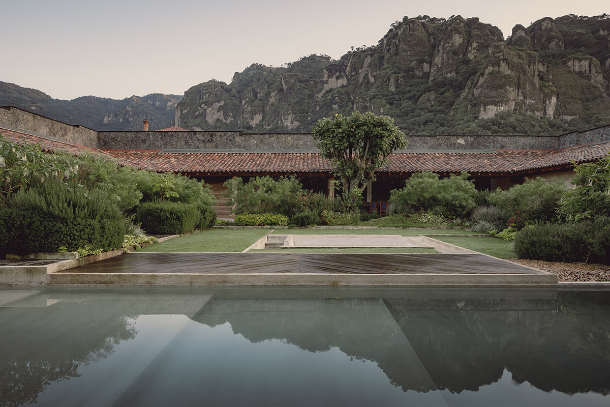 Práctica Arquitectura built La Hacienda weekend retreat with large courtyard in Mexico
