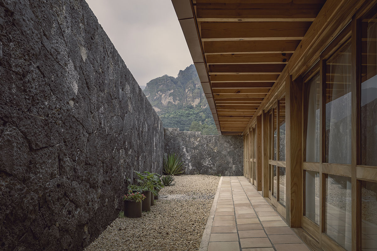 Práctica Arquitectura built La Hacienda weekend retreat with large courtyard in Mexico