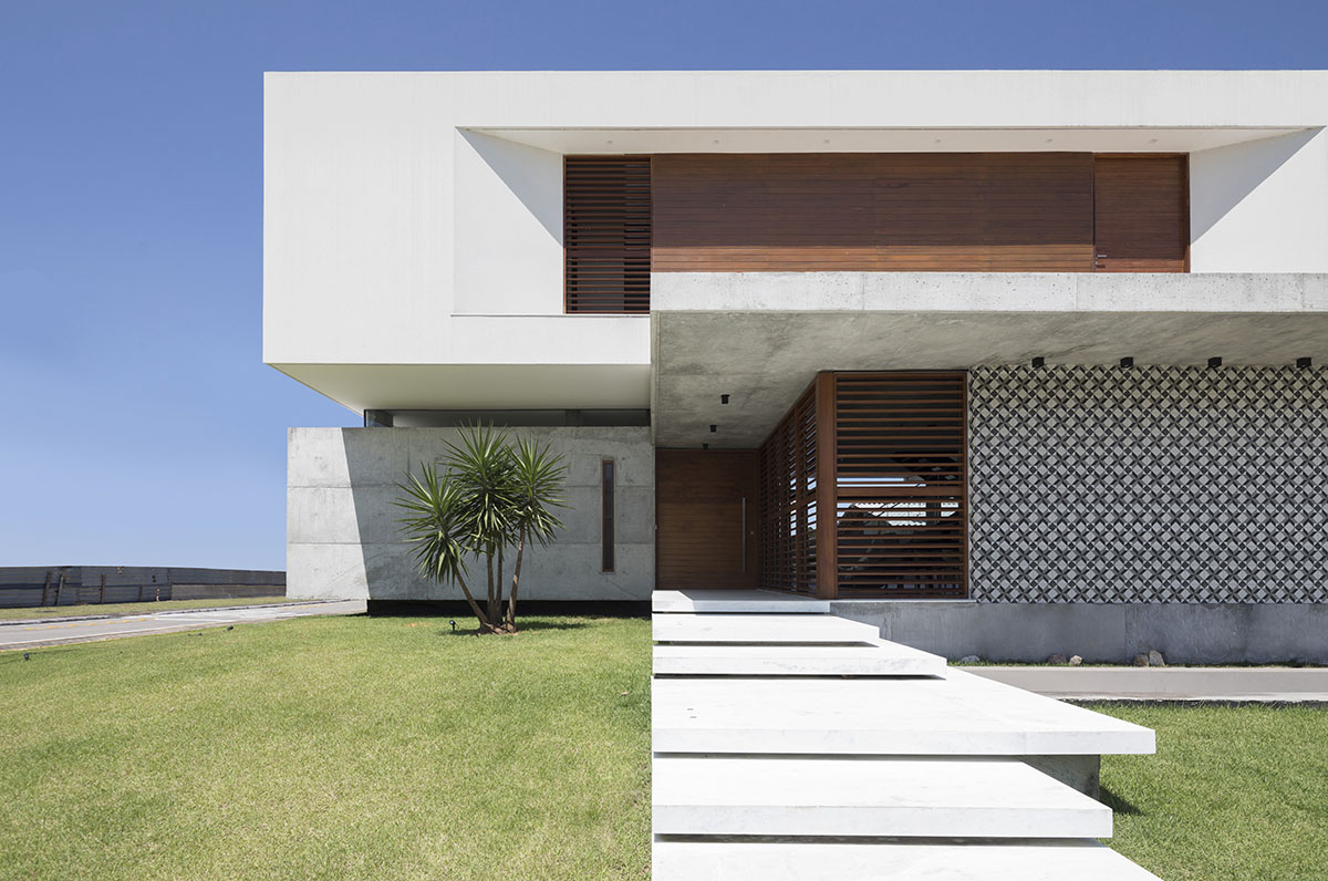 Martins Lucena Architects completes If House with shifted volumes in Brazil