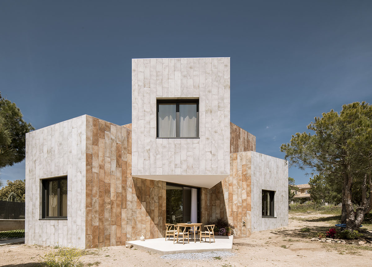 OOIIO Architecture plays with intersection of red ceramic-tiled volumes to create house in Madrid