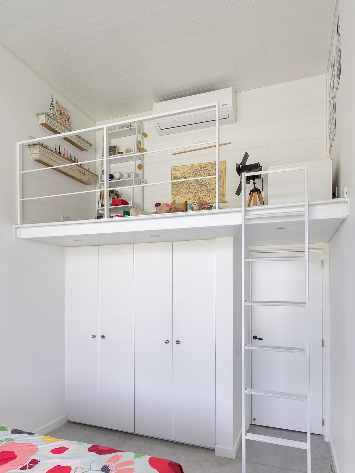 Nómade Arquitectura creates urban filter with large interlocked brick wall for house in Argentina