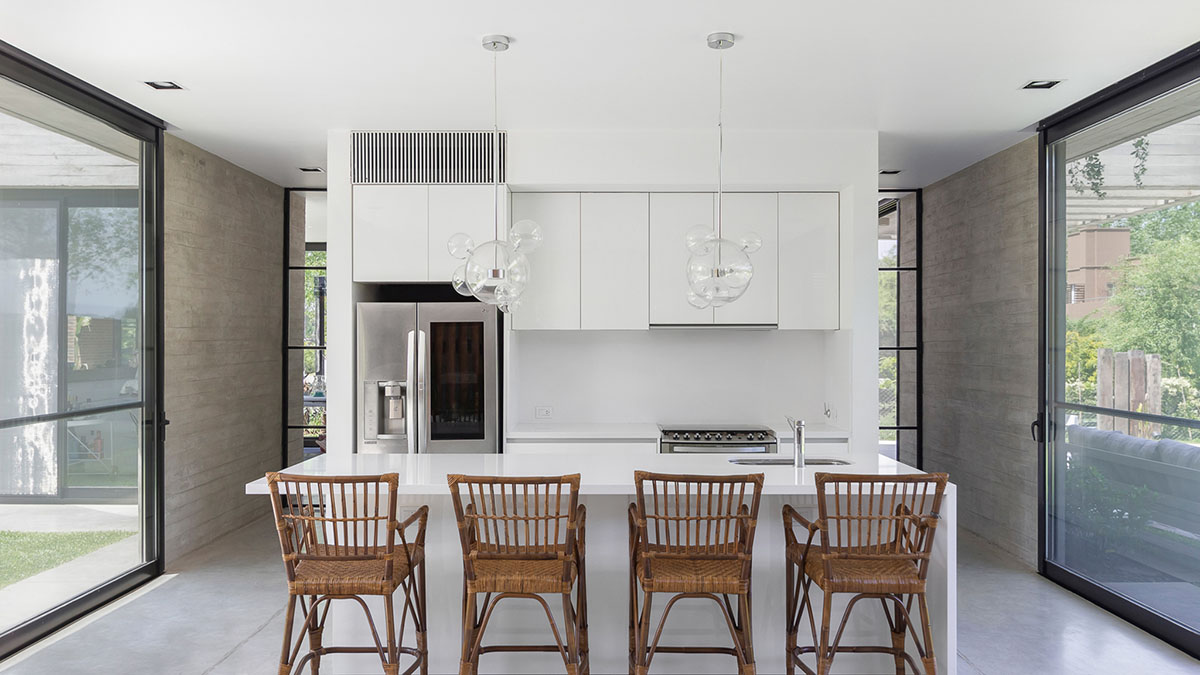 Nómade Arquitectura creates urban filter with large interlocked brick wall for house in Argentina