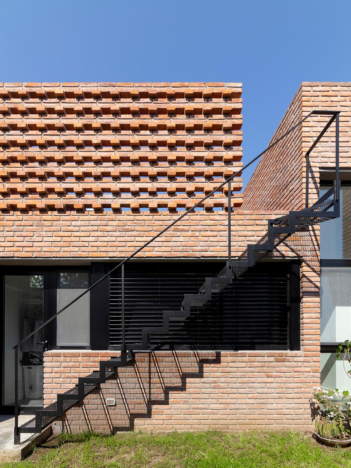 Nómade Arquitectura creates urban filter with large interlocked brick ...